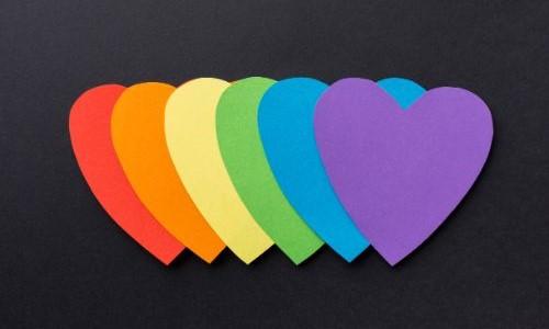 Casal transcentrado compartilha rotina da família nas redes sociais e atrai milhares de seguidores