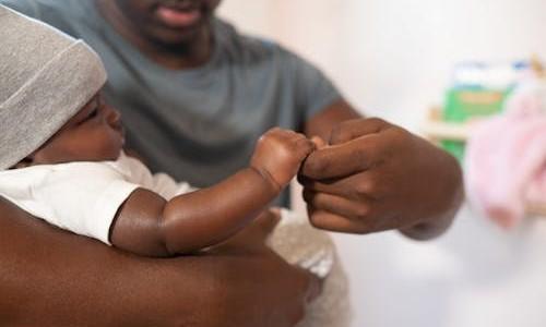 Sancionada lei que amplia licença-paternidade e cria salário-paternidade