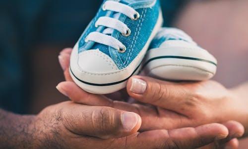 Justiça de Goiás assegura licença-parental a casais homoafetivos com base em resolução do CNJ