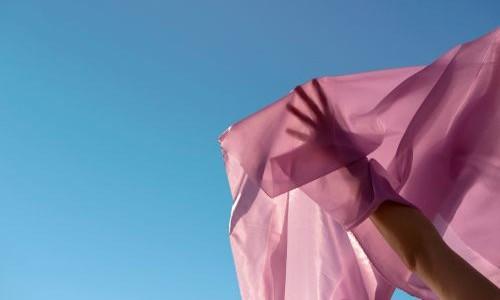 Exigência de idade mínima para alteração de nome e gênero por pessoas trans é questionada em análise jurídica