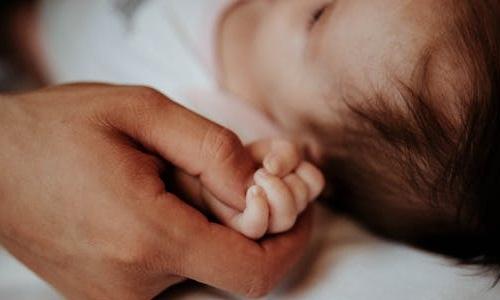Mãe se arrepende e tenta alterar nome de filha recém-nascida, mas cartório nega pedido