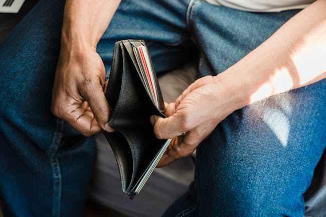 Projeto de lei visa punir fraudes em pensão alimentícia; jurista vê impunidade entre devedores